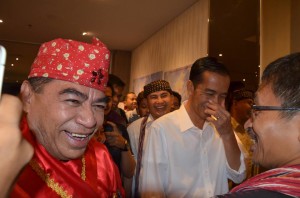 Hein Namotemo bersama Presiden Jokowi Abdon Nababan