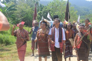 Sekjen AMAN Bersama Rombongan Rakernas Disambut Upacara Adat Malaumkarta 