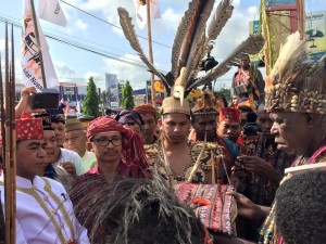 Sekjen AMAN & Ketua DAMANAS Disambut Secara Adat Papua