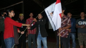 Deputi I PB AMAN Mina Susana Setra Menyerahkan Bendera AMAN Pada Ketua BPH AMAN Kalsel Terpilih Hadi Irawan 
