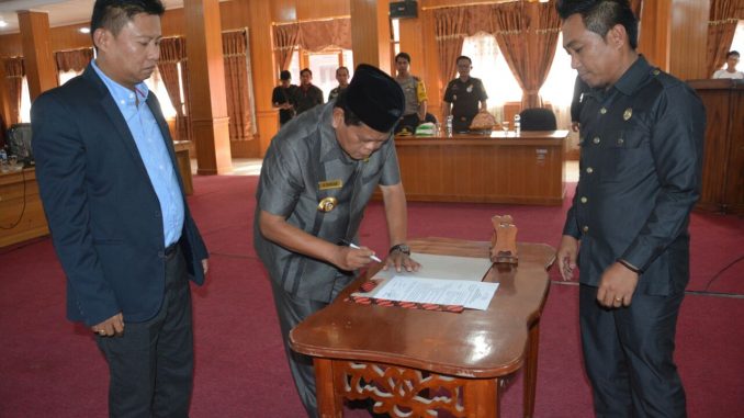 Bupati Mamasa meneken Perda Masyarakat Adat Mamasa 2018-08-11 at 05.16.12