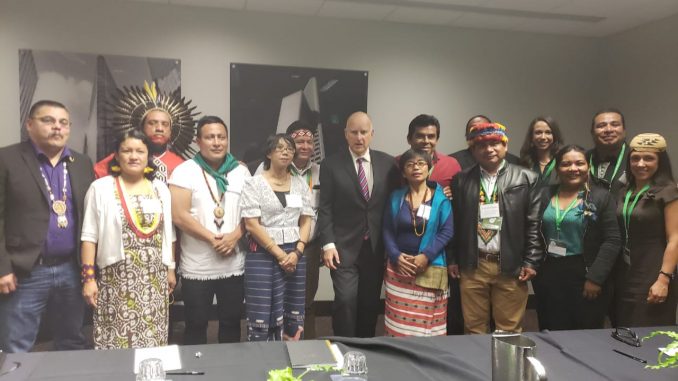 Gubernur California Jerry Brown bersama delegating Masyarakat Adat dan Komunitas Lokal