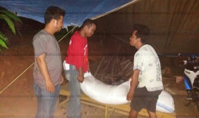 Penyerahan bantuan ke Komunitas Uwenumpu, Desa Kanuna, Kab. Sigi